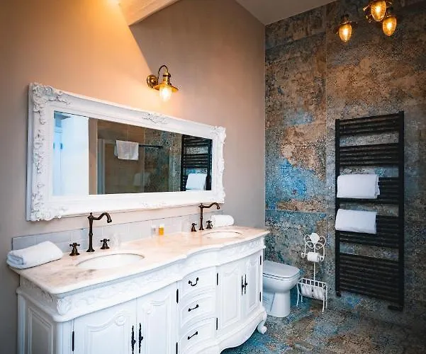 The Little At جراسمير